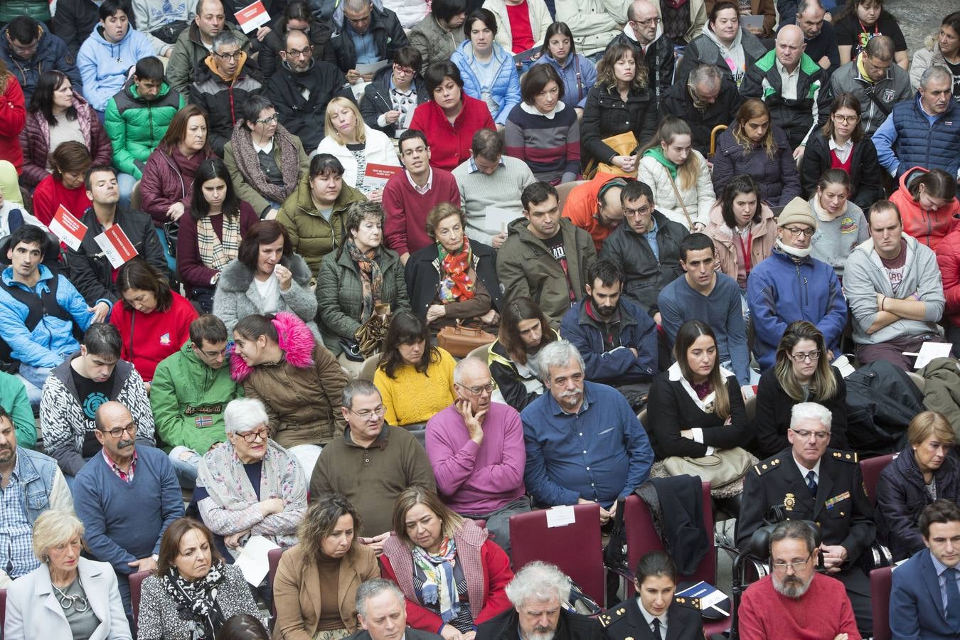 El Parlamento de Cantabria acoge los actos conmemorativos del Día Internacional y Europeo de las personas con discapacidad. Organizados por el Comité de Entidades representantes de Personas con Discapacidad de Cantabria (CERMI Cantabria), el evento congrega a personas con discapacidad y sus familias, voluntarios, profesionales y representantes de las instituciones y entidades de la región.