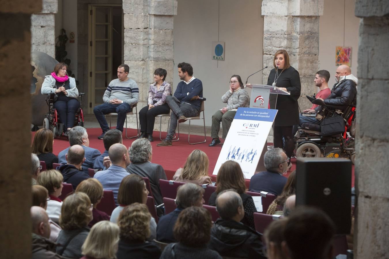 El Parlamento de Cantabria acoge los actos conmemorativos del Día Internacional y Europeo de las personas con discapacidad. Organizados por el Comité de Entidades representantes de Personas con Discapacidad de Cantabria (CERMI Cantabria), el evento congrega a personas con discapacidad y sus familias, voluntarios, profesionales y representantes de las instituciones y entidades de la región.