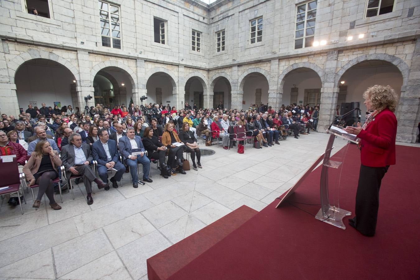 El Parlamento de Cantabria acoge los actos conmemorativos del Día Internacional y Europeo de las personas con discapacidad. Organizados por el Comité de Entidades representantes de Personas con Discapacidad de Cantabria (CERMI Cantabria), el evento congrega a personas con discapacidad y sus familias, voluntarios, profesionales y representantes de las instituciones y entidades de la región.