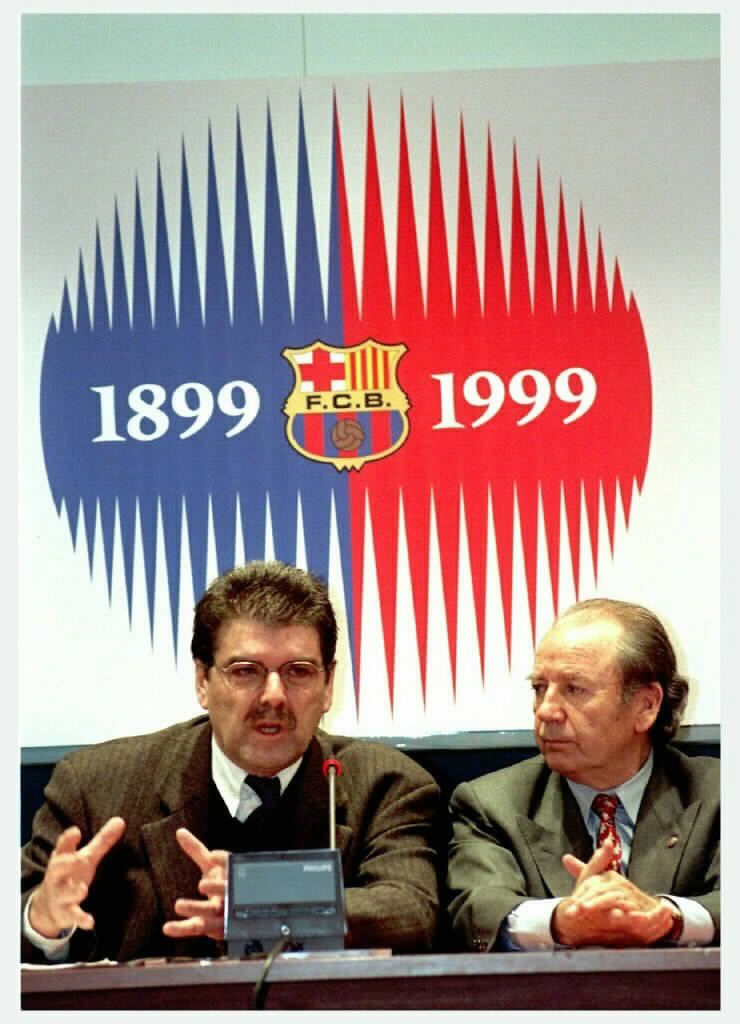 Núñez y el diseñador Américo Sánchez durante la presentación del logo conmemorativo del centenario del club (1998)