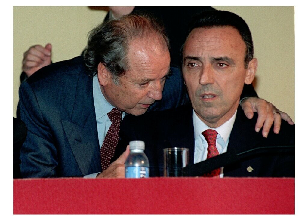Núñez y Gaspart durante la asamblea extraordinaria de compromisarios del Barcelona (1998)