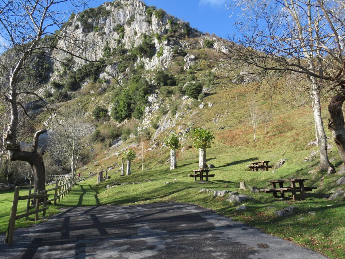 El Grupo de Montaña Cacicedo nos lleva por El laberinto del Asón, una ruta de 13 kilómetros en la que disfrutar. La ruta comenzó a las 10.00 de la mañana en el Collado y acabó a las 15.00 horas en la Gándara. Se llama El Laberinto del Asón porque bajas entre montañas y es tal cual un laberinto. Es un poco escarpado y hay que agarrarse para bajar. En cinco horas se puede hacer esta ruta..