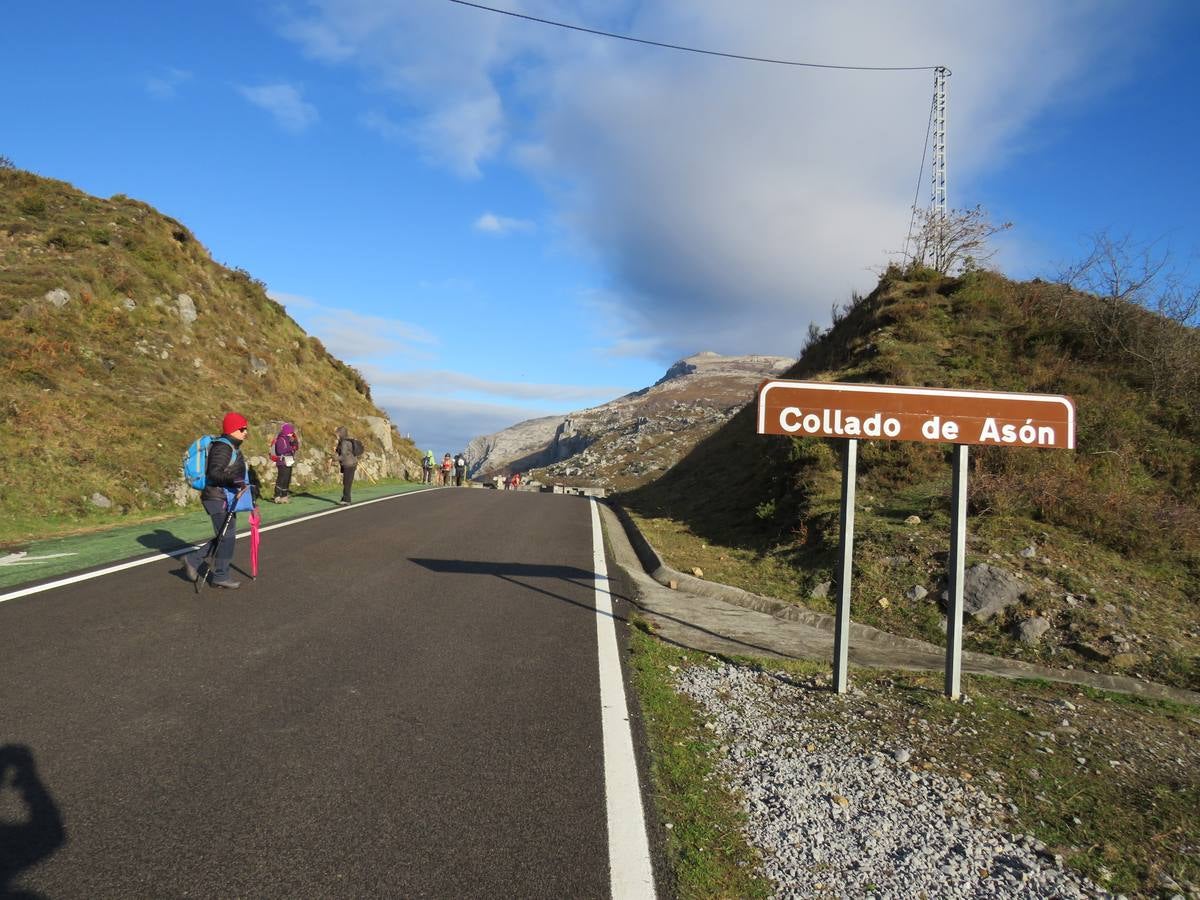 El Grupo de Montaña Cacicedo nos lleva por El laberinto del Asón, una ruta de 13 kilómetros en la que disfrutar. La ruta comenzó a las 10.00 de la mañana en el Collado y acabó a las 15.00 horas en la Gándara. Se llama El Laberinto del Asón porque bajas entre montañas y es tal cual un laberinto. Es un poco escarpado y hay que agarrarse para bajar. En cinco horas se puede hacer esta ruta..