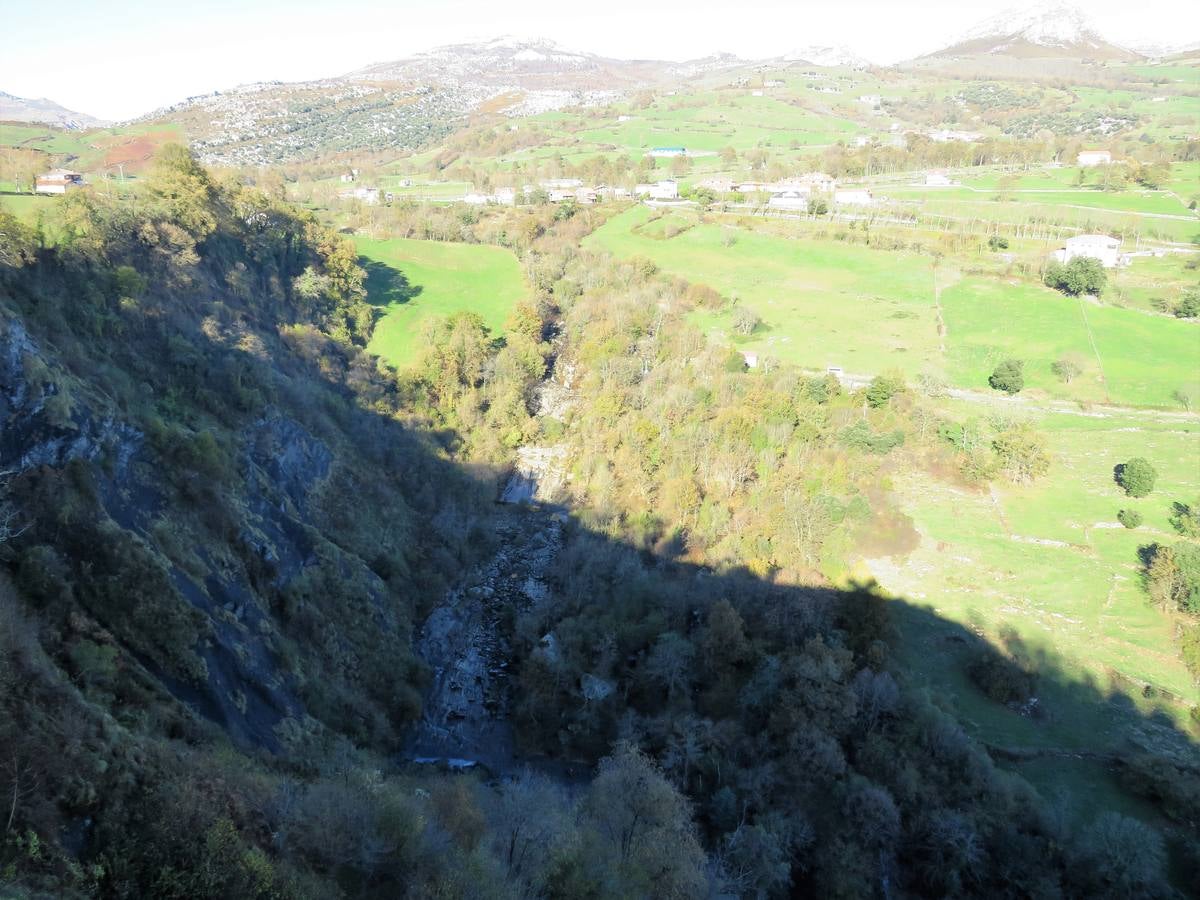 El Grupo de Montaña Cacicedo nos lleva por El laberinto del Asón, una ruta de 13 kilómetros en la que disfrutar. La ruta comenzó a las 10.00 de la mañana en el Collado y acabó a las 15.00 horas en la Gándara. Se llama El Laberinto del Asón porque bajas entre montañas y es tal cual un laberinto. Es un poco escarpado y hay que agarrarse para bajar. En cinco horas se puede hacer esta ruta..