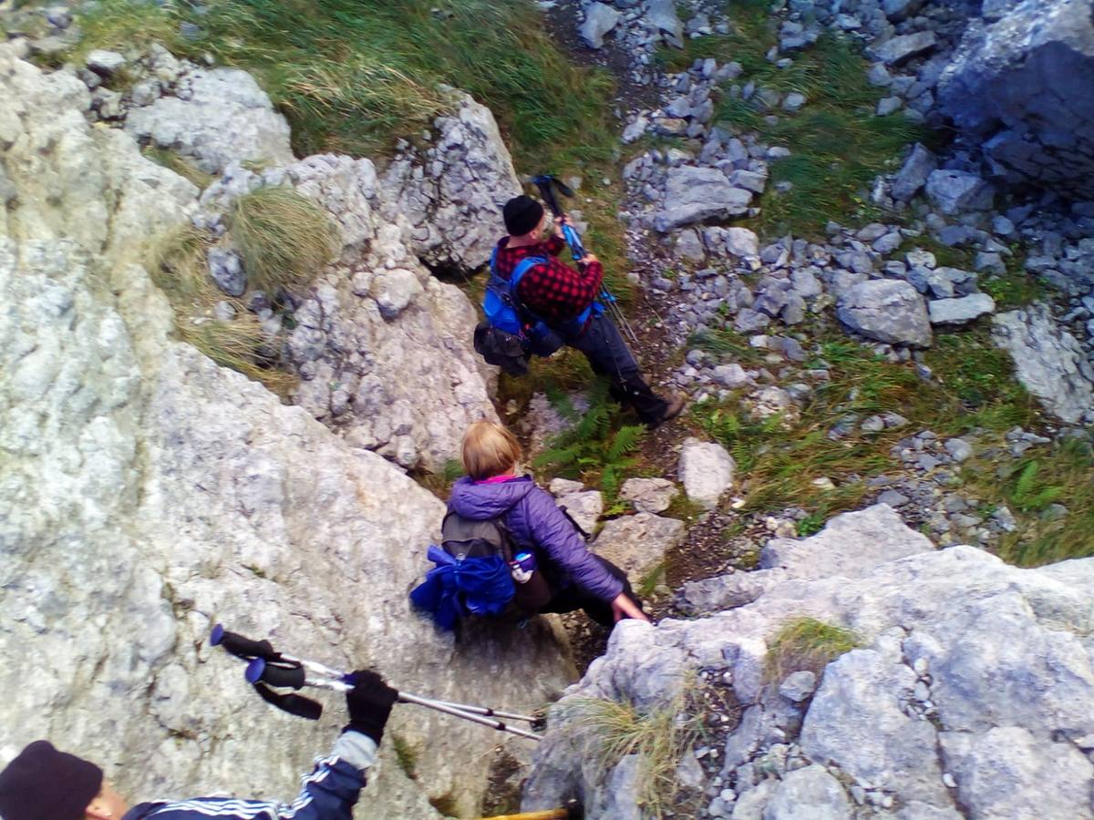 El Grupo de Montaña Cacicedo nos lleva por El laberinto del Asón, una ruta de 13 kilómetros en la que disfrutar. La ruta comenzó a las 10.00 de la mañana en el Collado y acabó a las 15.00 horas en la Gándara. Se llama El Laberinto del Asón porque bajas entre montañas y es tal cual un laberinto. Es un poco escarpado y hay que agarrarse para bajar. En cinco horas se puede hacer esta ruta..