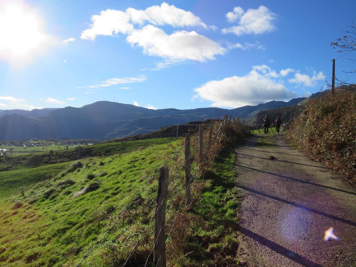 El Grupo de Montaña Cacicedo nos lleva por El laberinto del Asón, una ruta de 13 kilómetros en la que disfrutar. La ruta comenzó a las 10.00 de la mañana en el Collado y acabó a las 15.00 horas en la Gándara. Se llama El Laberinto del Asón porque bajas entre montañas y es tal cual un laberinto. Es un poco escarpado y hay que agarrarse para bajar. En cinco horas se puede hacer esta ruta..