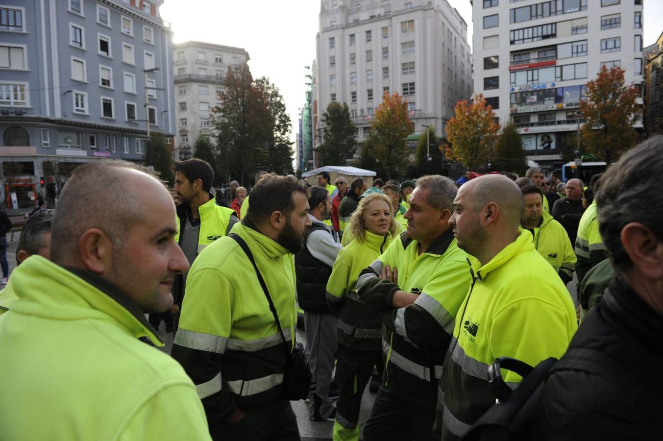 La plantilla del servicio municipal de Parques y Jardines se ha concentrado este martes en la plaza del Ayuntamiento para mostrar su «preocupación» por la posible adjudicación del contrato a la UTE IMESAPI-La Encina-Copsesa con una oferta que reduce los medios mecánicos actuales y además «no llega para hacer frente a los salarios» de los 199 empleados, mantener sus condiciones y derechos laborales y que el servicio se preste con la misma calidad.