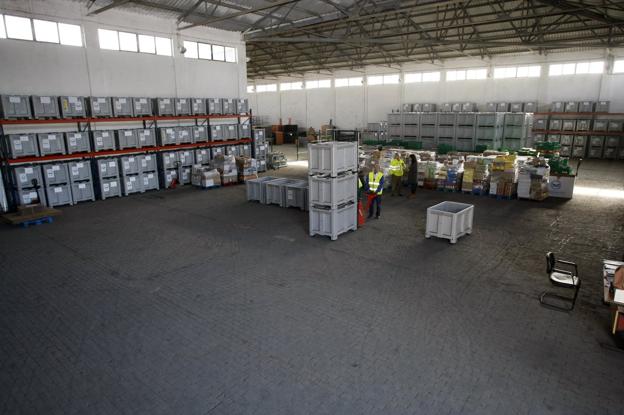 Un día antes. La jornada anterior al inicio de la 'Gran Recogida' la nave de la organización estaba casi vacía. Varios voluntarios preparaban las cajas que trasladarían a los supermercados.