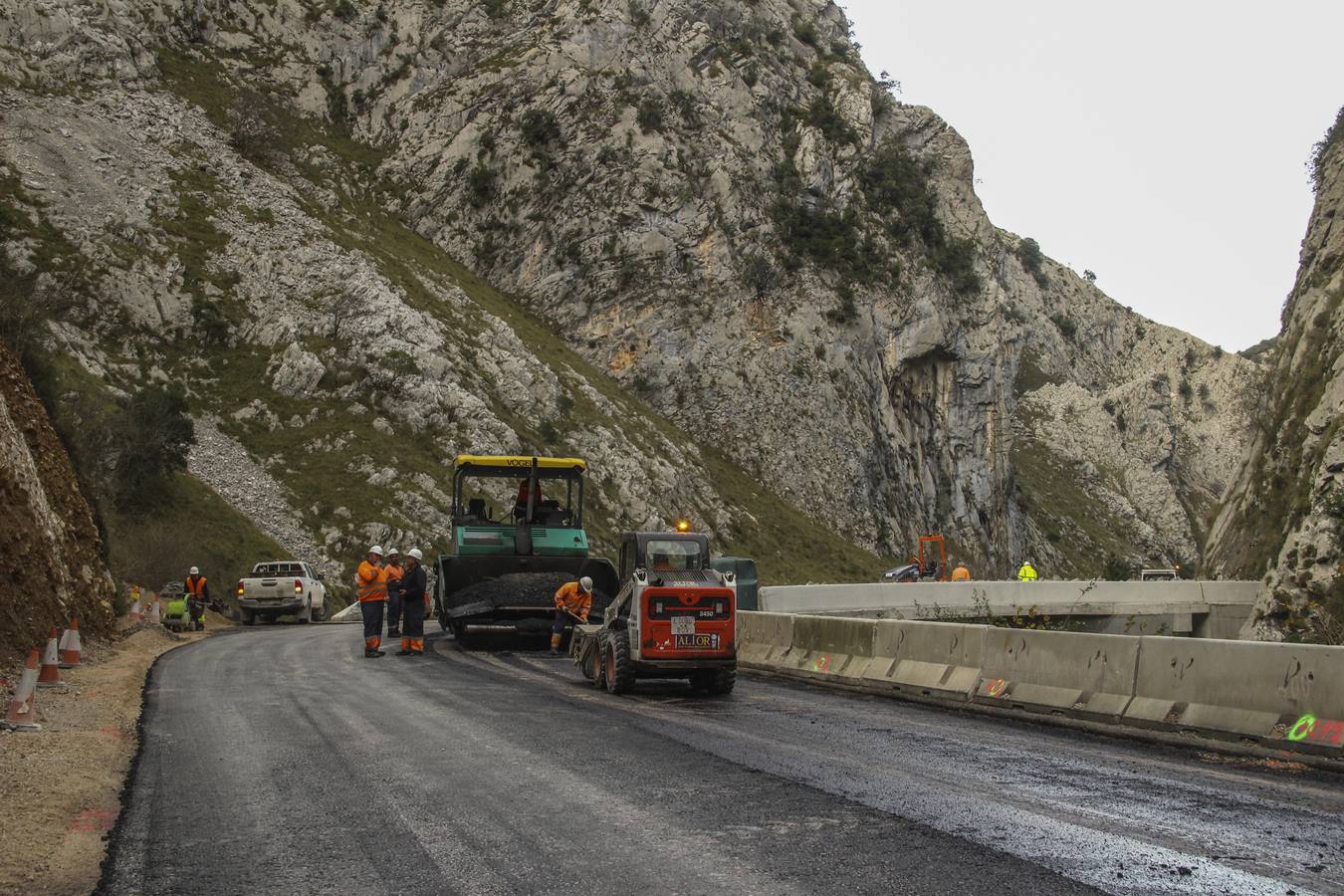 Fomento inicia el asfaltado de los nuevos puentes del Desfiladero