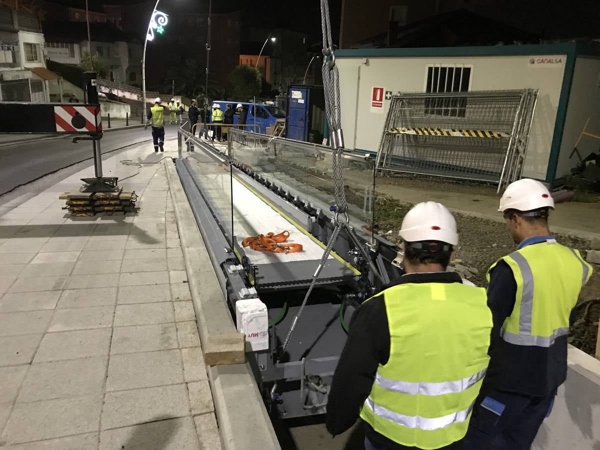 El tráfico estuvo cortado en la noche del lunes y la madrugada de este martes debido a la instalación de las escaleras mecánicas que conectarán la plaza de San Martín con el Alto de Miranda a través de la Subida al Gurugú. Se colocó la rampa que cubrirá el último tramo del recorrido, en el paseo de Canalejas de Santander.