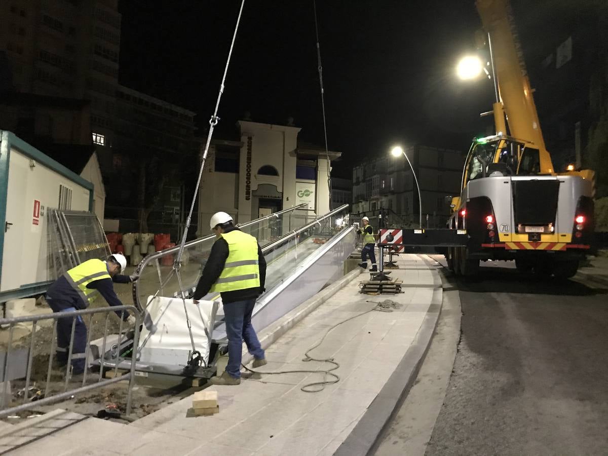 El tráfico estuvo cortado en la noche del lunes y la madrugada de este martes debido a la instalación de las escaleras mecánicas que conectarán la plaza de San Martín con el Alto de Miranda a través de la Subida al Gurugú. Se colocó la rampa que cubrirá el último tramo del recorrido, en el paseo de Canalejas de Santander.