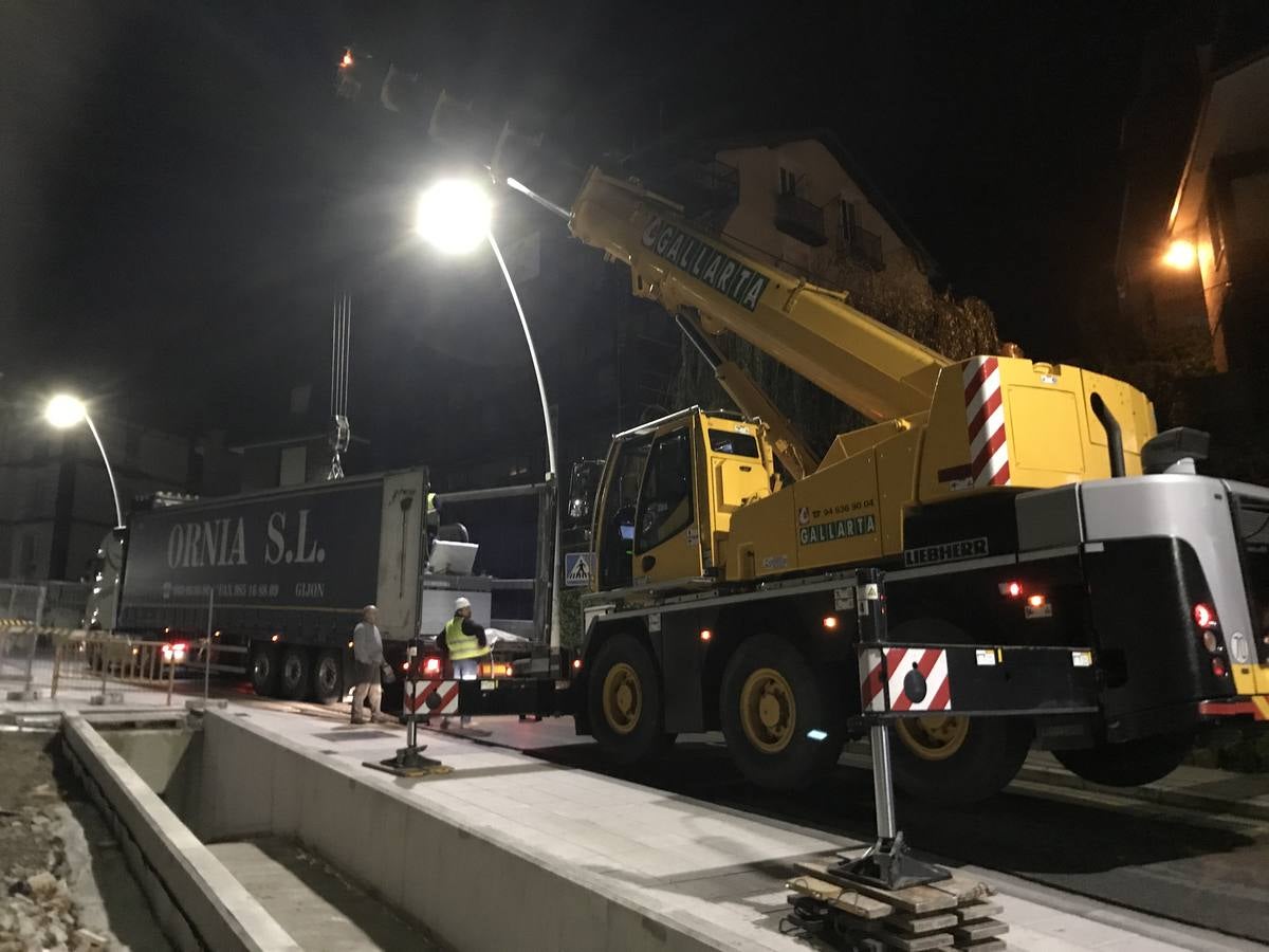 El tráfico estuvo cortado en la noche del lunes y la madrugada de este martes debido a la instalación de las escaleras mecánicas que conectarán la plaza de San Martín con el Alto de Miranda a través de la Subida al Gurugú. Se colocó la rampa que cubrirá el último tramo del recorrido, en el paseo de Canalejas de Santander.