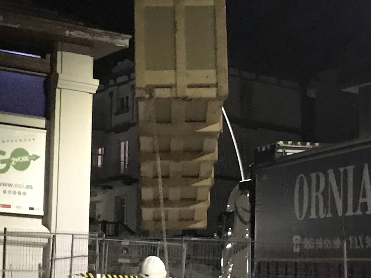 El tráfico estuvo cortado en la noche del lunes y la madrugada de este martes debido a la instalación de las escaleras mecánicas que conectarán la plaza de San Martín con el Alto de Miranda a través de la Subida al Gurugú. Se colocó la rampa que cubrirá el último tramo del recorrido, en el paseo de Canalejas de Santander.