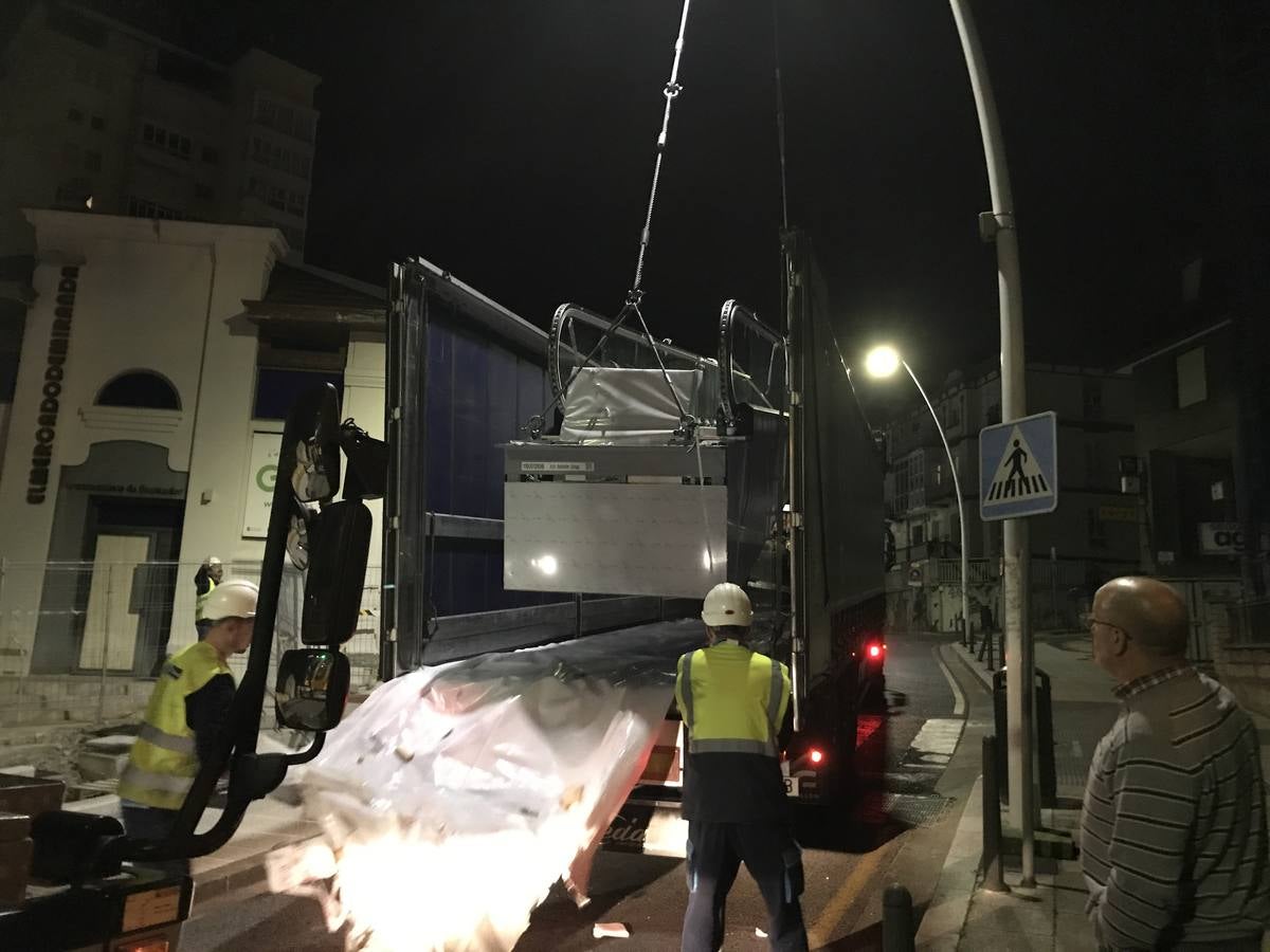 El tráfico estuvo cortado en la noche del lunes y la madrugada de este martes debido a la instalación de las escaleras mecánicas que conectarán la plaza de San Martín con el Alto de Miranda a través de la Subida al Gurugú. Se colocó la rampa que cubrirá el último tramo del recorrido, en el paseo de Canalejas de Santander.