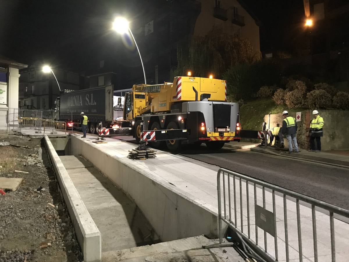 El tráfico estuvo cortado en la noche del lunes y la madrugada de este martes debido a la instalación de las escaleras mecánicas que conectarán la plaza de San Martín con el Alto de Miranda a través de la Subida al Gurugú. Se colocó la rampa que cubrirá el último tramo del recorrido, en el paseo de Canalejas de Santander.