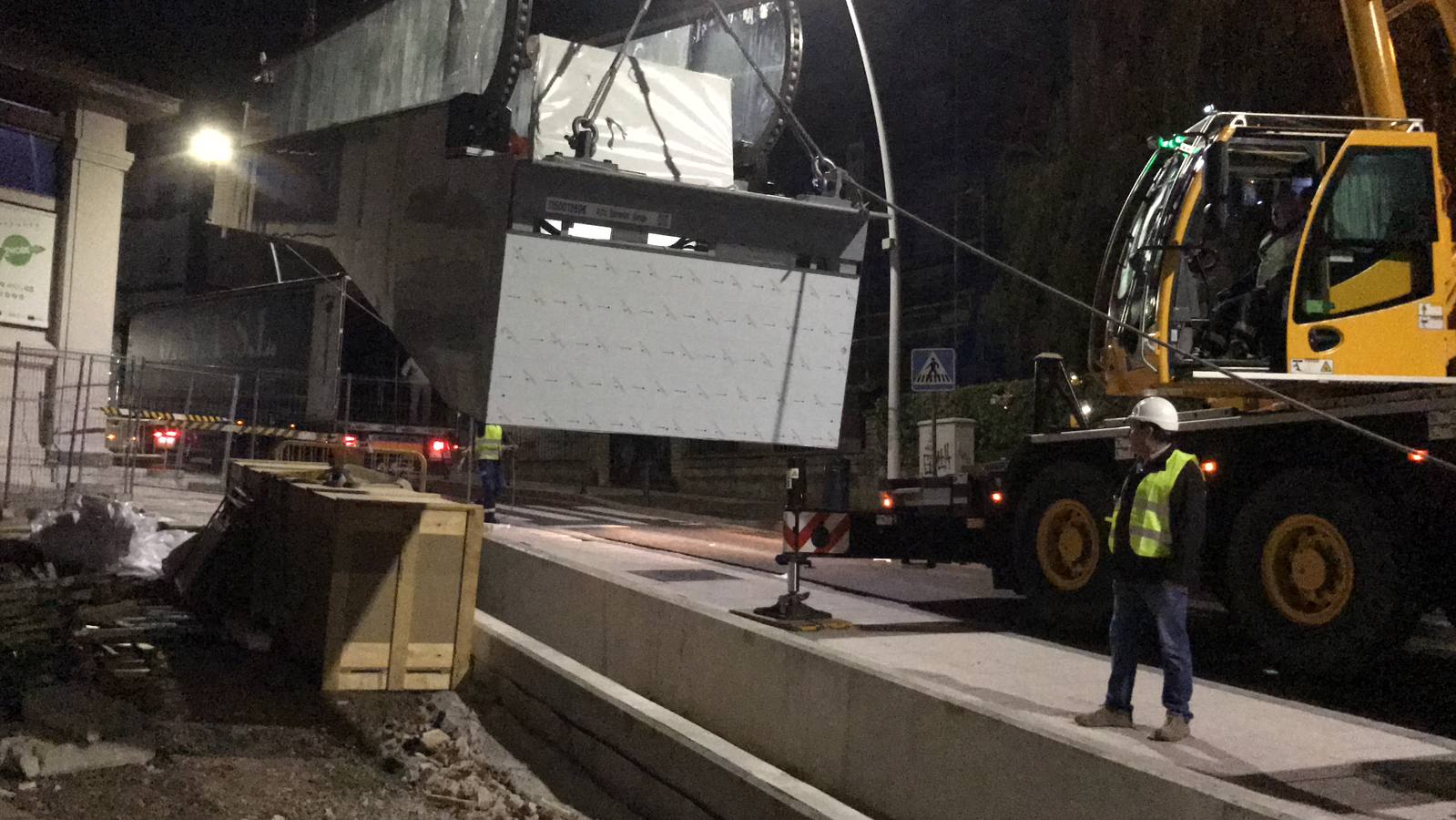 El tráfico estuvo cortado en la noche del lunes y la madrugada de este martes debido a la instalación de las escaleras mecánicas que conectarán la plaza de San Martín con el Alto de Miranda a través de la Subida al Gurugú. Se colocó la rampa que cubrirá el último tramo del recorrido, en el paseo de Canalejas de Santander.