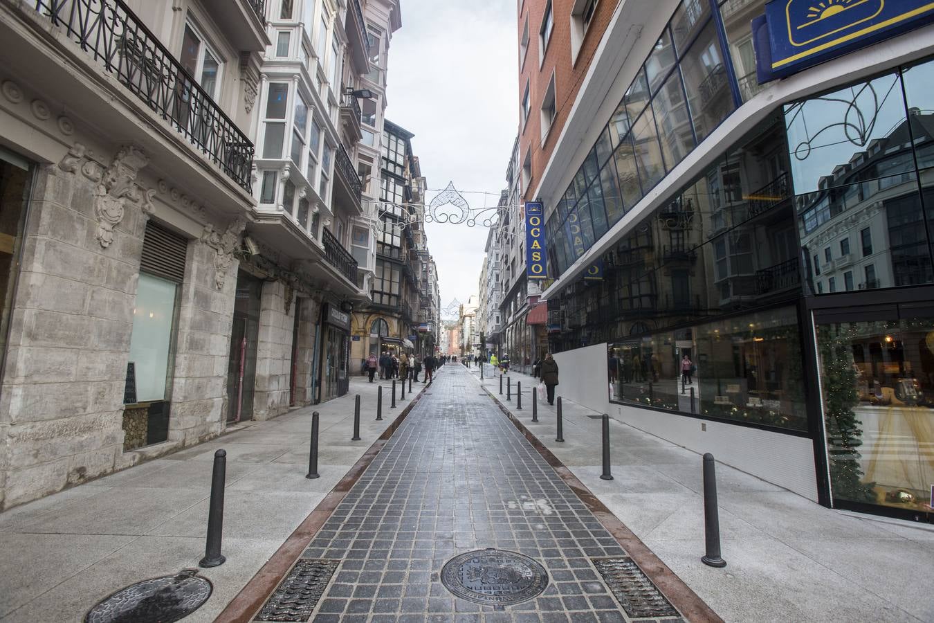 La calle Cervantes de Santander ha abierto este miércoles a los peatones tras siete meses de obras y una inversión de 1,3 millones de euros para hacerla semipeatonal, y abrirá al tráfico de vehículos el día 7 de enero, una vez que se terminen «pequeños remates» y la actuación en la parte alta de la calle.