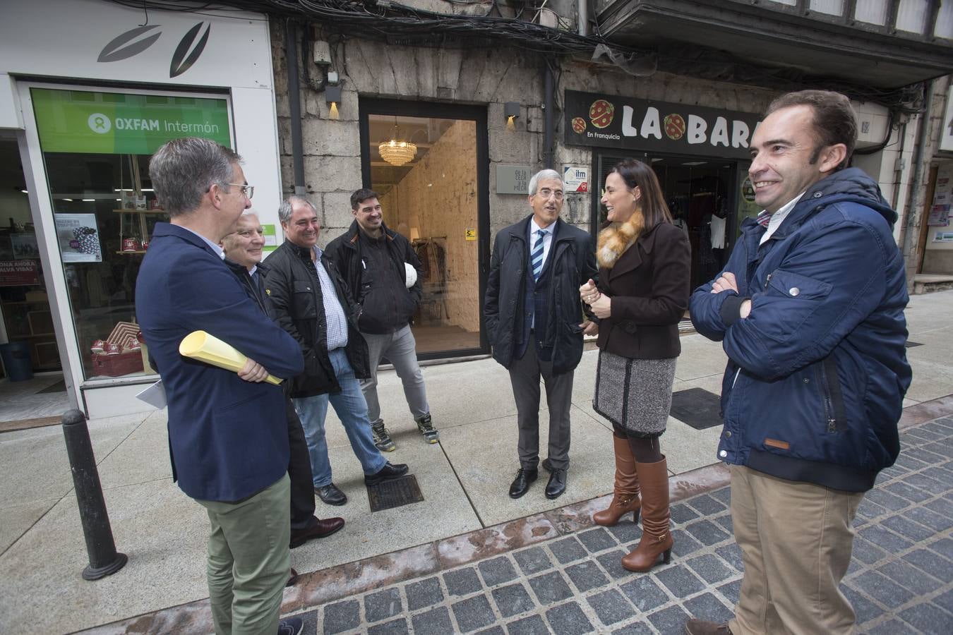 La calle Cervantes de Santander ha abierto este miércoles a los peatones tras siete meses de obras y una inversión de 1,3 millones de euros para hacerla semipeatonal, y abrirá al tráfico de vehículos el día 7 de enero, una vez que se terminen «pequeños remates» y la actuación en la parte alta de la calle.