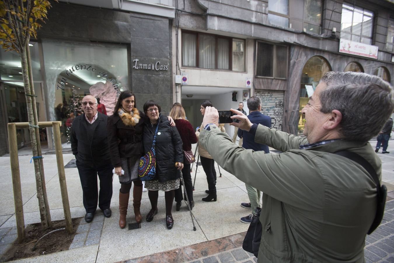 La calle Cervantes de Santander ha abierto este miércoles a los peatones tras siete meses de obras y una inversión de 1,3 millones de euros para hacerla semipeatonal, y abrirá al tráfico de vehículos el día 7 de enero, una vez que se terminen «pequeños remates» y la actuación en la parte alta de la calle.