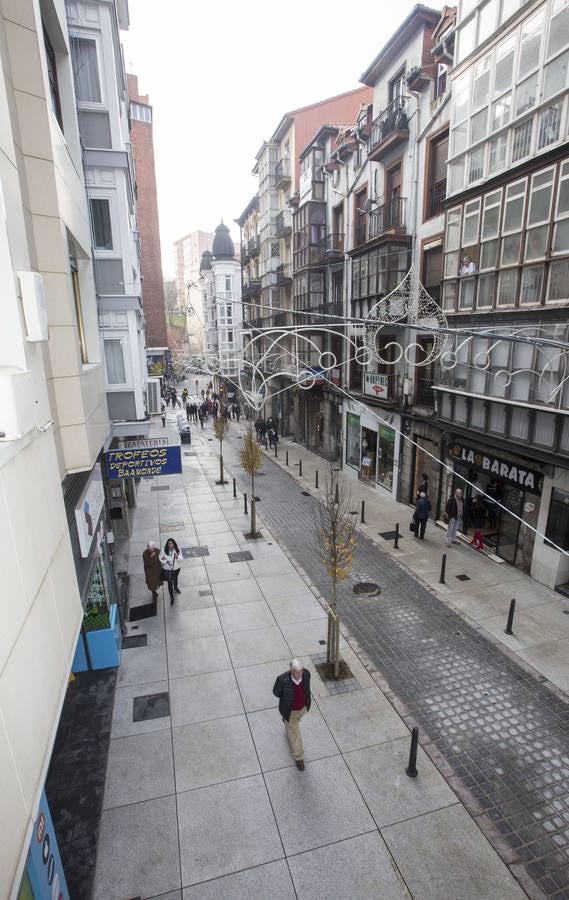 La calle Cervantes de Santander ha abierto este miércoles a los peatones tras siete meses de obras y una inversión de 1,3 millones de euros para hacerla semipeatonal, y abrirá al tráfico de vehículos el día 7 de enero, una vez que se terminen «pequeños remates» y la actuación en la parte alta de la calle.