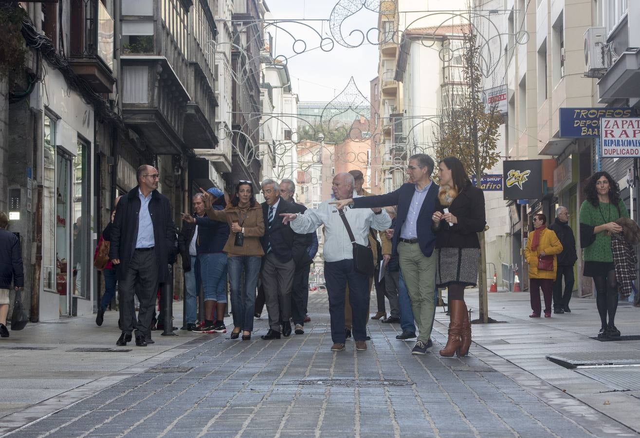 La calle Cervantes de Santander ha abierto este miércoles a los peatones tras siete meses de obras y una inversión de 1,3 millones de euros para hacerla semipeatonal, y abrirá al tráfico de vehículos el día 7 de enero, una vez que se terminen «pequeños remates» y la actuación en la parte alta de la calle.