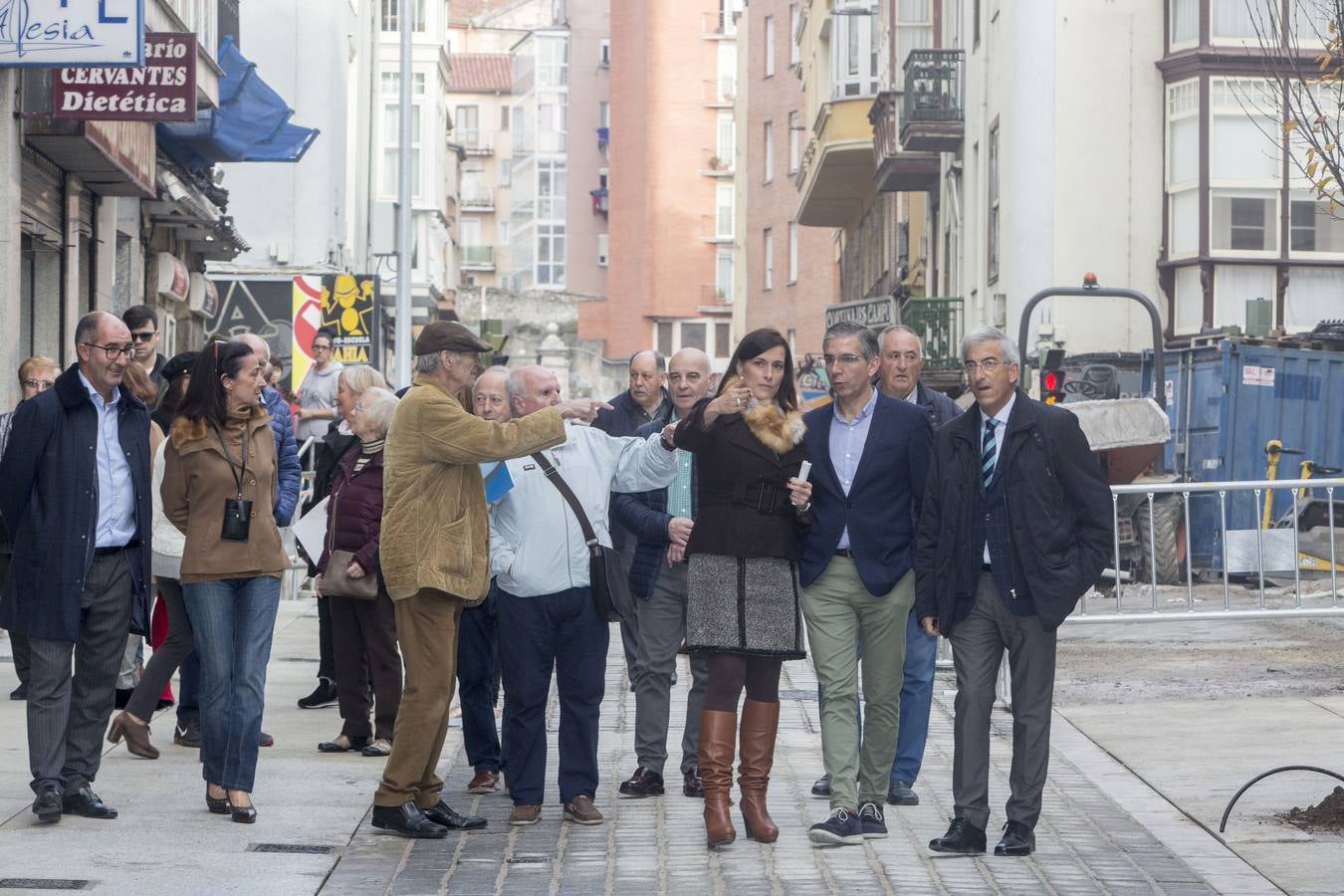 La calle Cervantes de Santander ha abierto este miércoles a los peatones tras siete meses de obras y una inversión de 1,3 millones de euros para hacerla semipeatonal, y abrirá al tráfico de vehículos el día 7 de enero, una vez que se terminen «pequeños remates» y la actuación en la parte alta de la calle.