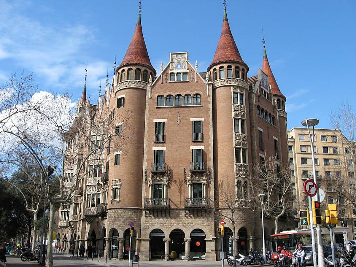 Casa de les Punxes (Barcelona) | Uno de los edificios modernistas más destacados de Barcelona, que -por increíble que parezca- permanece en el desconocimiento de más de uno eclipsado por otros hitos del modernismo catalán como La Pedrera o la Sagrada Família. Esta fascinante construcción se construyó en el año 1905 y supuso una revolución técnica y artística por sus elaborados detalles y peculiar forma, que imita la estructura de los castillos medievales. 
