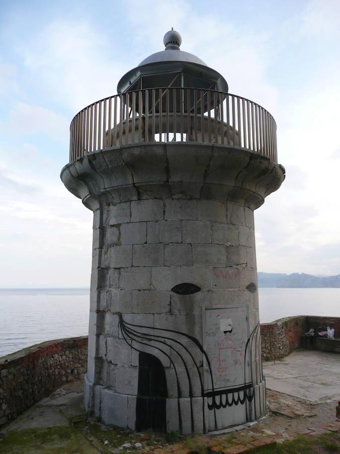 Faro del Caballo (Cantabria) | Escondido entre enormes acantilados y el mar, así se encuentra esta torre que a día de hoy ya no cumple sus funciones de guía lumínica. Para llegar hasta la colina en la que se ubica y poder ver el espectacular paisaje, hay que descender hasta 682 escalones, justo al pie del monte Buciero y a unos 24 metros de altura sobre el nivel del agua.