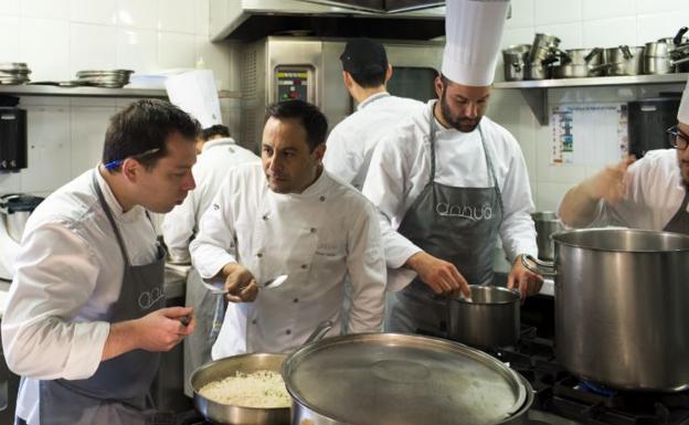 El chef Óscar Calleja junto a su jefe de cocina. Aitor Fernández. y el resto de su equipo en la cocina del Annua.