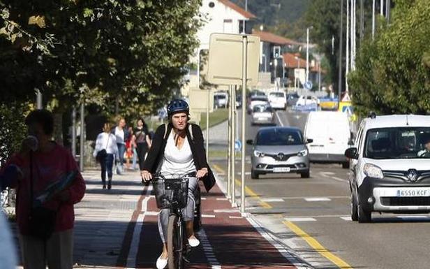 Una ciclista circula por el nuevo carril bici del Paseo Julio Hauzeur. :