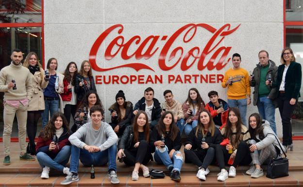 Los estudiantes en las instalacione de Coca Cola European Partners Iberia en Galdakao