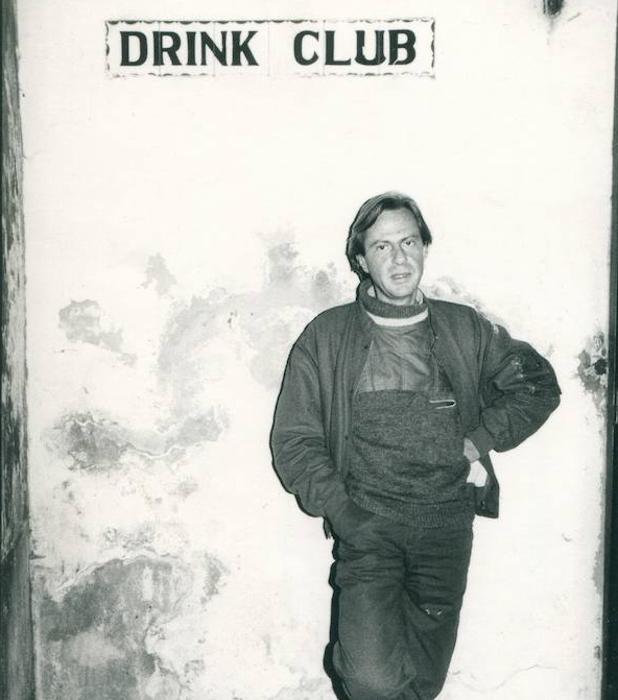 Foto antigua del músico Juan Carlos Calderón a la entrada del Drink Club, en la calle Río de la Pila de Santander