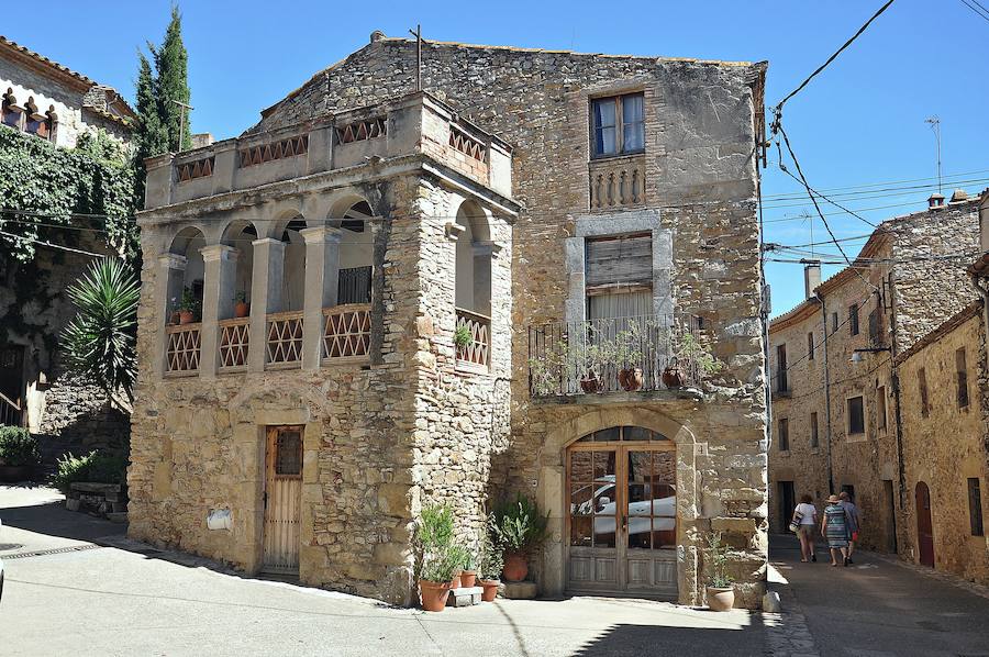 Palau Sator (Girona) | Es un pequeño conjunto en la Costa Brava, atrapado en plena época medieval. Cerca de otros enclaves que parecen encallados en el pasado como Peratallada o Pals, este municipio todavía está cercado parcialmente por murallas y su entorno es digno de cualquier película de época. Tan reducido que apenas lo forman unas pocas calles, también cuenta con una iglesia (la de San Pedro) con más de ocho siglos de historia. 