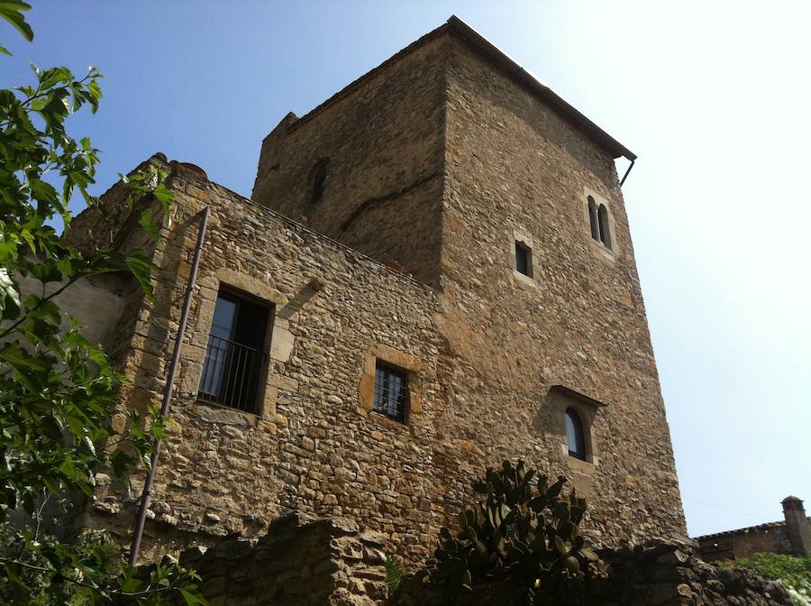 Palau Sator (Girona) | Es un pequeño conjunto en la Costa Brava, atrapado en plena época medieval. Cerca de otros enclaves que parecen encallados en el pasado como Peratallada o Pals, este municipio todavía está cercado parcialmente por murallas y su entorno es digno de cualquier película de época. Tan reducido que apenas lo forman unas pocas calles, también cuenta con una iglesia (la de San Pedro) con más de ocho siglos de historia. 