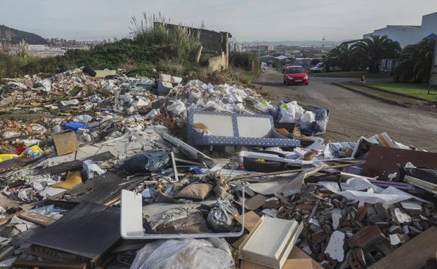 Las montañas de basura se acumulan en las calles de este área industrial.