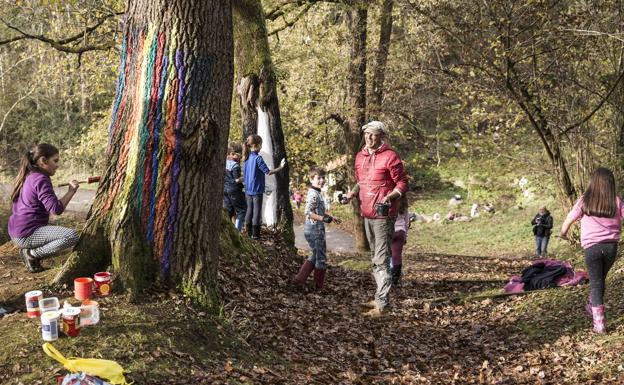 Los estudiantes de tercero de Primaria estuvieron todo una mañana dando color a la naturaleza que les rodea.