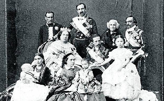 Instantánea que retrata a la familia real española, con la nodriza María Gómez Martínez sentada a la izquierda de la foto. Ella fue la valedora de conseguir para su pueblo la carretera de Vega de Pas con San Pedro y Entrambasmestas.