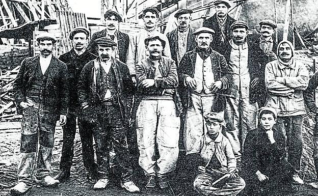 Luis Ortiz, primero por la izquierda, en los astilleros de Rochefort en 1916. Foto de Rafael Grégoire Martínez-Conde. El personaje fue el precursor junto a su mujer de la multinacional de helados Miko, también un ejemplo de la constancia y el trabajo y de la leyenda pasiega, ya que junto a su esposa y sus hijos levantó de la nada una multinacional reconocida en toda Europa.