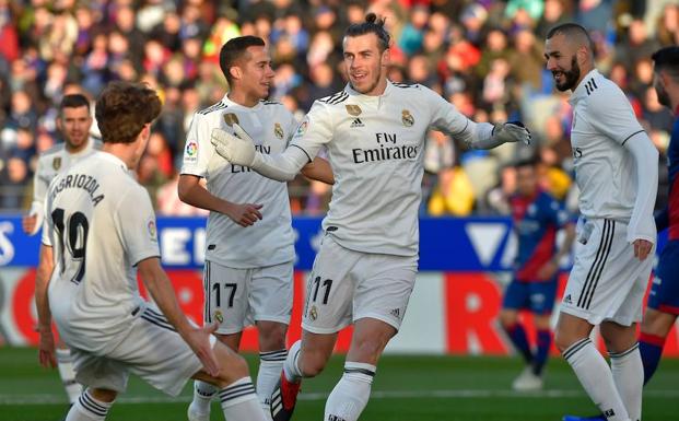 Los futbolistas del Real Madrid celebran el gol de Bale. 