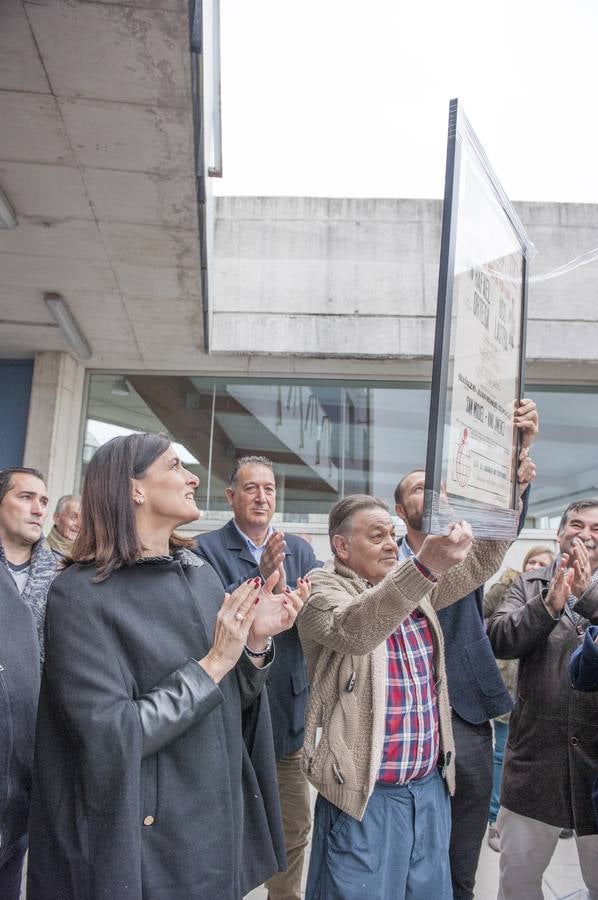 El Ayuntamiento de Santander, a petición de la Asociación de Vecinos de Cueto, la Asociación Sociocultural San Pablo, el Club Atlético España de Cueto y la Federación Cántabra de Boxeo, ha rendido un sencillo pero emotivo homenaje a Lastra, que ha consistido en el descubrimiento de una placa y un vinilo a la entrada del pabellón con su nombre.