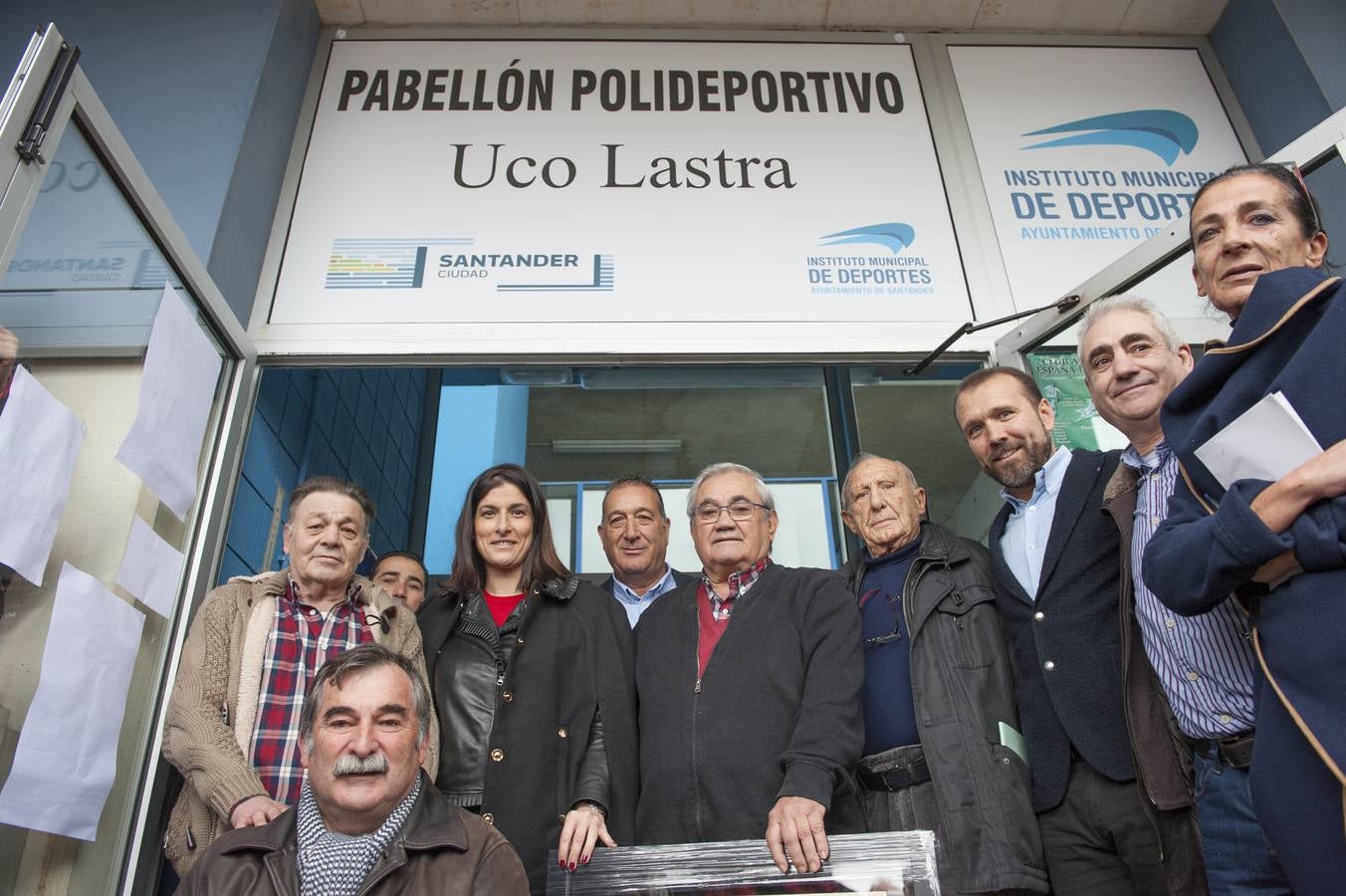 El Ayuntamiento de Santander, a petición de la Asociación de Vecinos de Cueto, la Asociación Sociocultural San Pablo, el Club Atlético España de Cueto y la Federación Cántabra de Boxeo, ha rendido un sencillo pero emotivo homenaje a Lastra, que ha consistido en el descubrimiento de una placa y un vinilo a la entrada del pabellón con su nombre.
