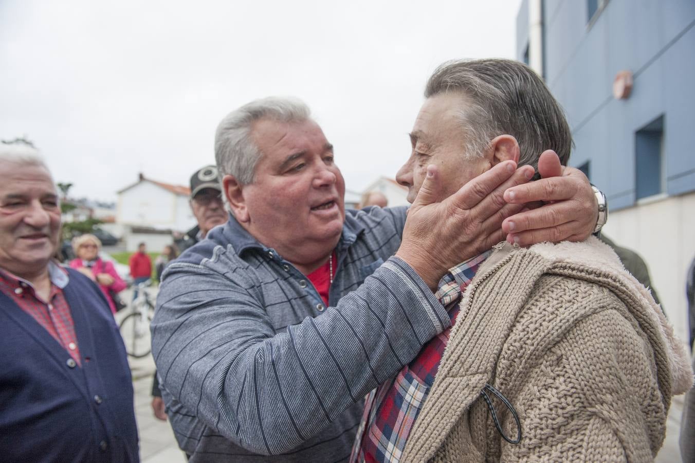 El Ayuntamiento de Santander, a petición de la Asociación de Vecinos de Cueto, la Asociación Sociocultural San Pablo, el Club Atlético España de Cueto y la Federación Cántabra de Boxeo, ha rendido un sencillo pero emotivo homenaje a Lastra, que ha consistido en el descubrimiento de una placa y un vinilo a la entrada del pabellón con su nombre.