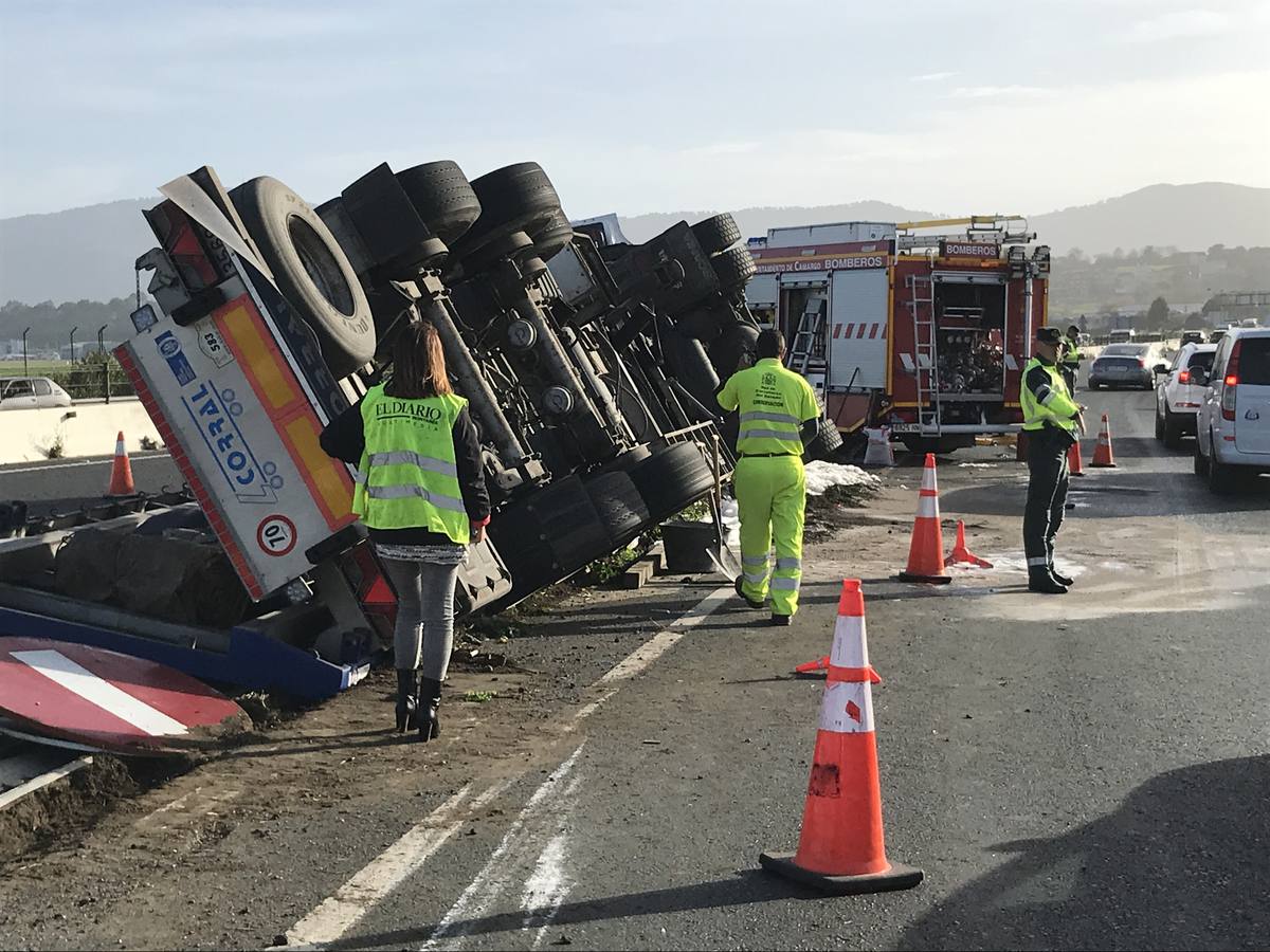 Fotos: Un tráiler vuelca enfrente de Valle Real