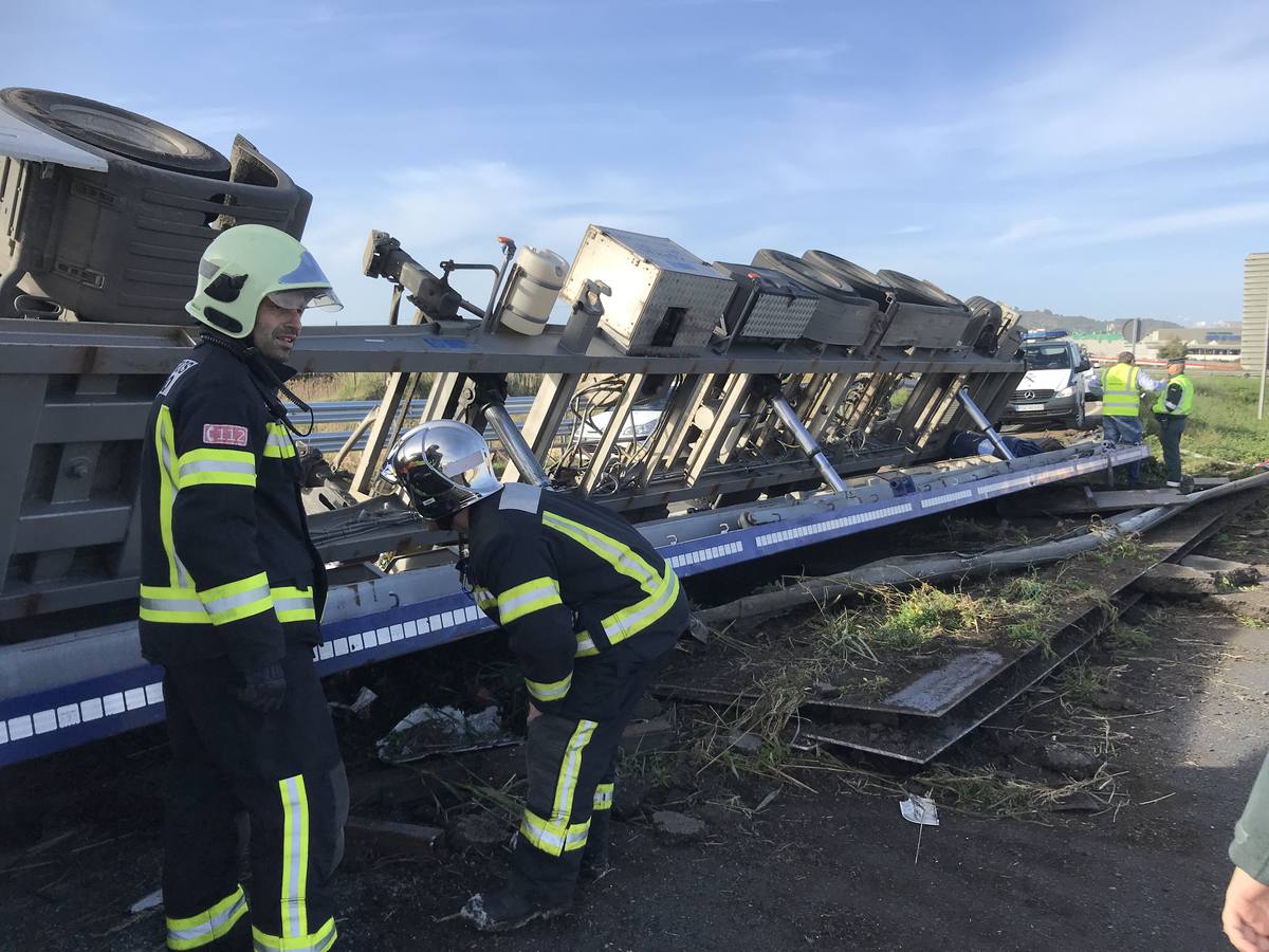 Fotos: Un tráiler vuelca enfrente de Valle Real