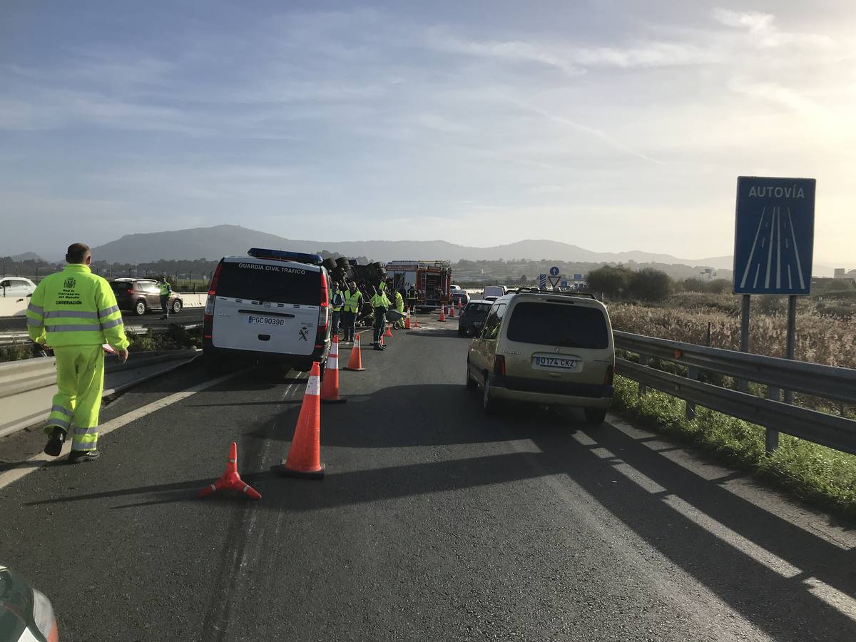 Fotos: Un tráiler vuelca enfrente de Valle Real