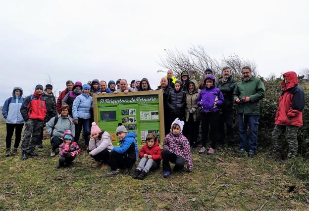 Una treintena de voluntarios participaron en la plantación de árboles en el 'Bosquesuco' de Pesquera. 