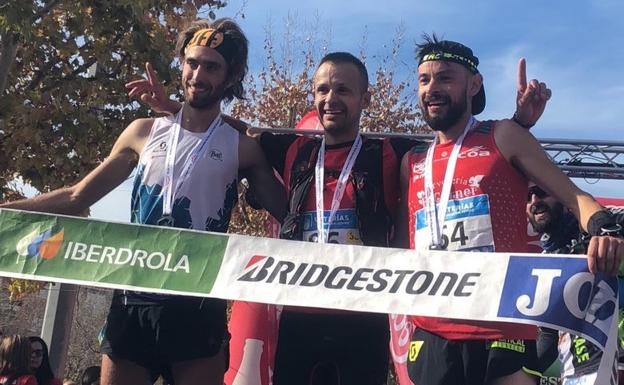 Los primeros clasificados en categorñia masculina, con el cántabro Borja Fernández (derecha), con la medalla de bronce colgada.