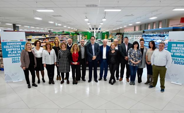 Dirigentes sindicales y de Mercadona se fotografían tras la firma del convenio colectivo en el Centro de Coinnovación del Jarro en Paterna. 