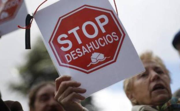 Stop Desahucios denuncia el desalojo de una pareja en paro con dos hijos en La Albericia