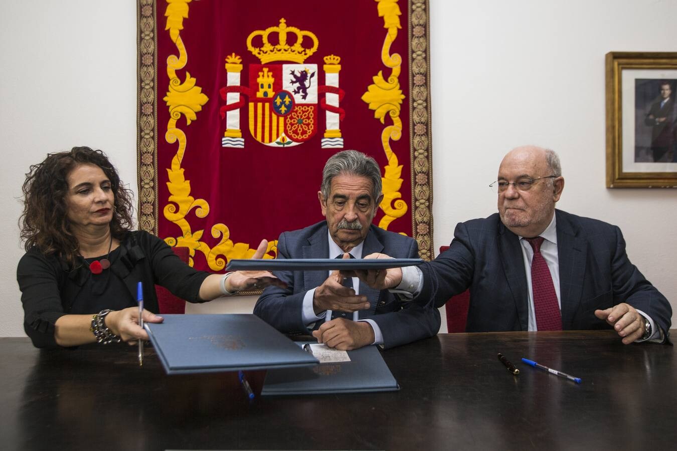 Fotos: La Ministra de Sanidad firma el pago de 22 minllones para Valdecilla